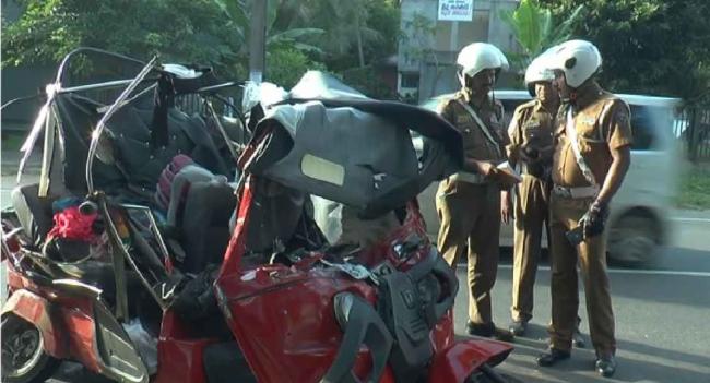 රිය අනතුරකින් එකම පවුලේ මව, පියා සහ පුතු මරුට..